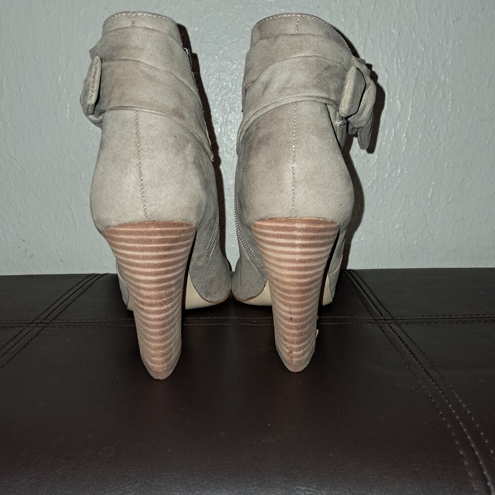 Shoes - Picture 3 of 4